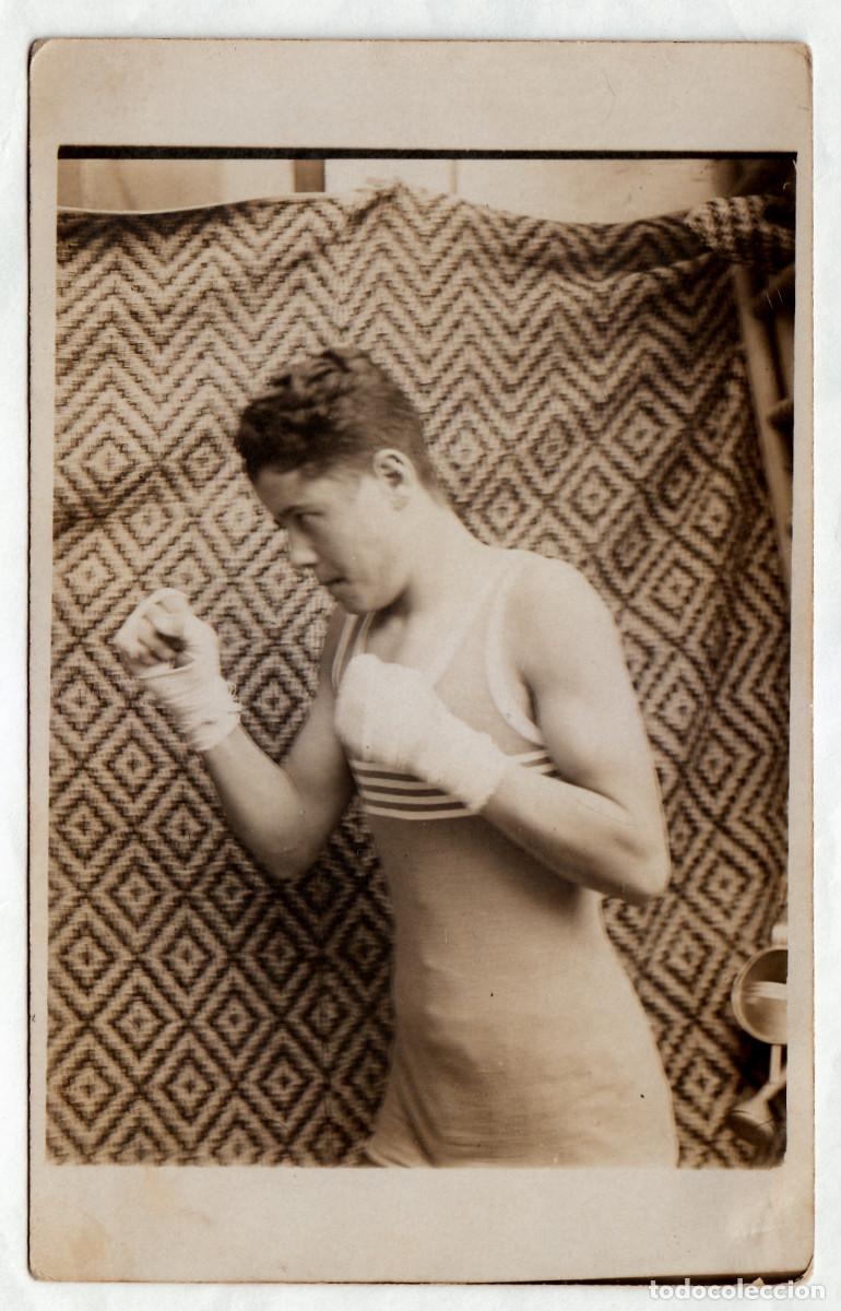 Fotograf&iacute;a antigua: Joven boxeador. Chico entrenando, practicando boxeo con malla y las manos vendadas A&ntilde;os 10-20