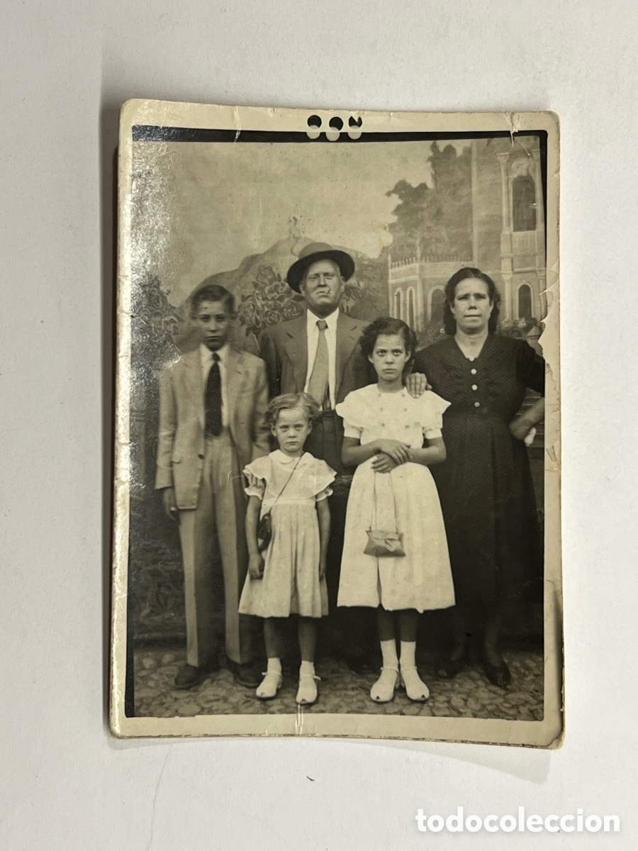 Fotograf&iacute;a antigua: MINUTEROS.. Familia al completo&hellip; So&ntilde;ando con La Alhambra.. (h.1945?) Med&iacute;das: 9 x 7 cm.