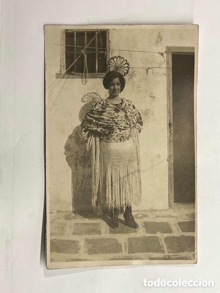 Fotograf&iacute;a antigua: SE&Ntilde;ORA Con Mant&oacute;n de Manila y expectacular Teja redonda (h.1920?) Med&iacute;das: 14 x 9 cm
