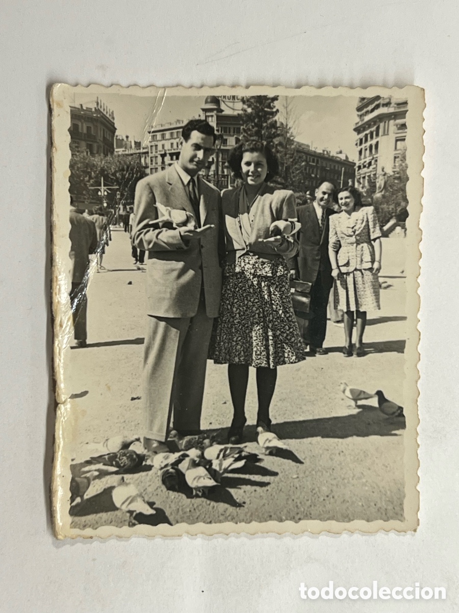 Fotograf&iacute;a antigua: MINUTEROS BARCELONA. Plaza de Catalu&ntilde;a.. parada obligada el fot&oacute;grafo de las Palomas (a.1945)