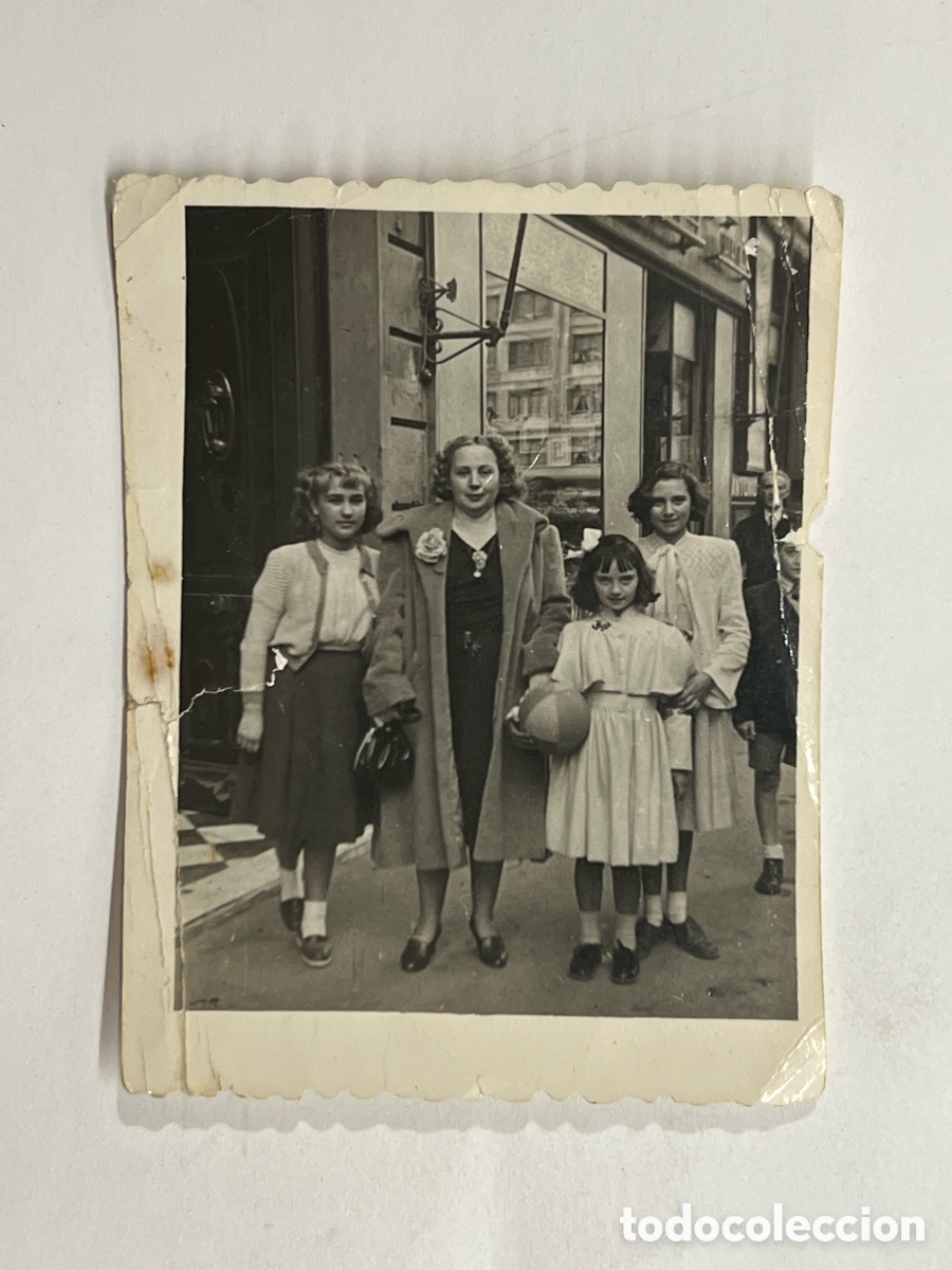 Fotograf&iacute;a antigua: MINUTEROS VALENCIA.. le compramos el Bal&oacute;n a la ni&ntilde;a.. (a.1950) Medidas: 6,5 x 8 cm