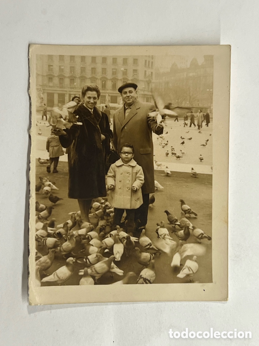 Fotograf&iacute;a antigua: MINUTEROS BARCELONA. Plaza de Catalu&ntilde;a.. parada obligada el fot&oacute;grafo de las Palomas (a.1961)