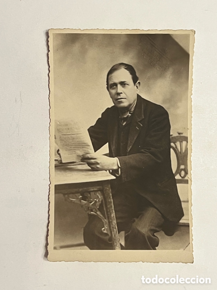Fotograf&iacute;a antigua: ROSARIO ARAGO, Mi abuelo&hellip; El lector de peri&oacute;dicos&hellip; Valencia (h.1920?) Med&iacute;das: 14 x 9 cm