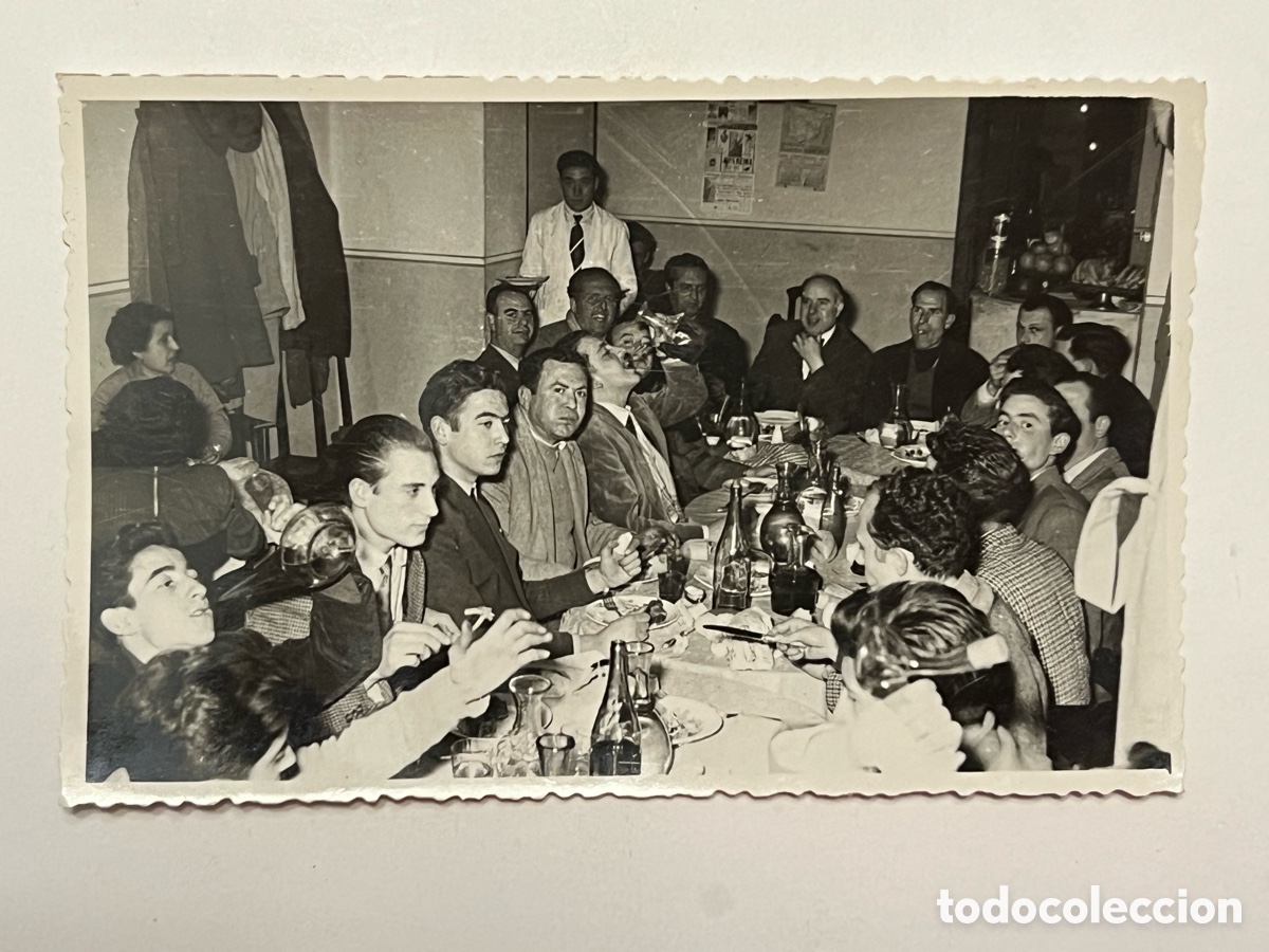 Fotograf&iacute;a antigua: VALENCIA.. Fotograf&iacute;a PENFEL&hellip; Comida de empresa&hellip; Levantando el Porron (h.1950?)