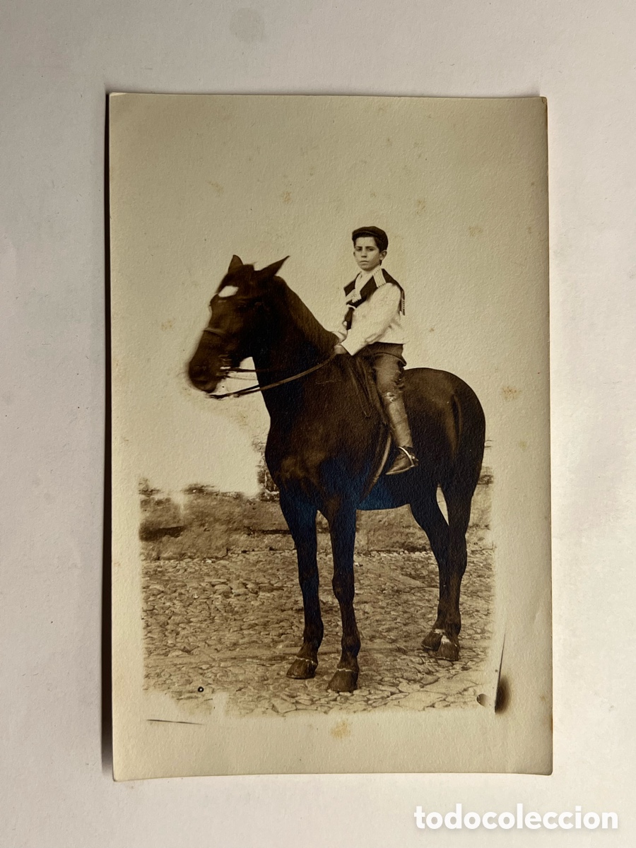 Fotograf&iacute;a antigua: ESPA&Ntilde;A. Fotograf&iacute;a de un joven Jinete Andaluz&hellip; (h.1920?) Med&iacute;das: 14 x 9 cm.,