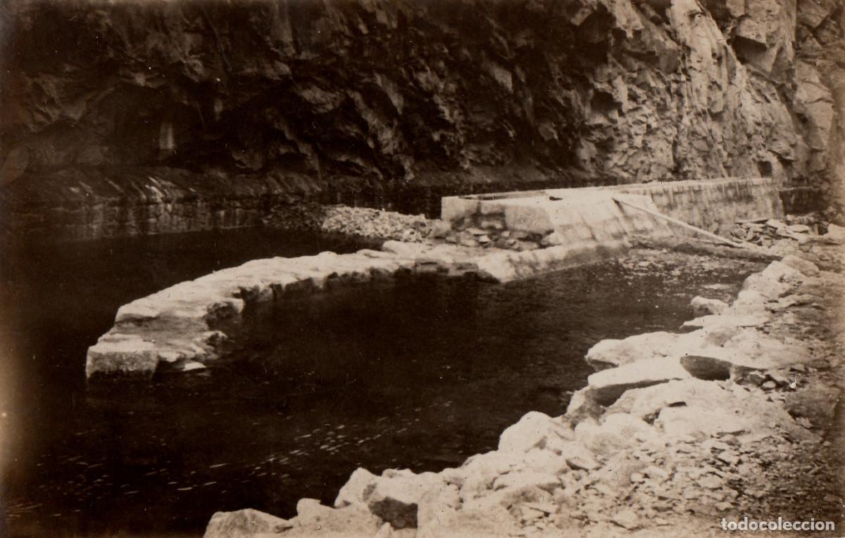Fotograf&iacute;a antigua: Presa. Embalse entre monta&ntilde;as rocosas. Infraestructura hidr&aacute;ulica. A&ntilde;os 30-40 pc