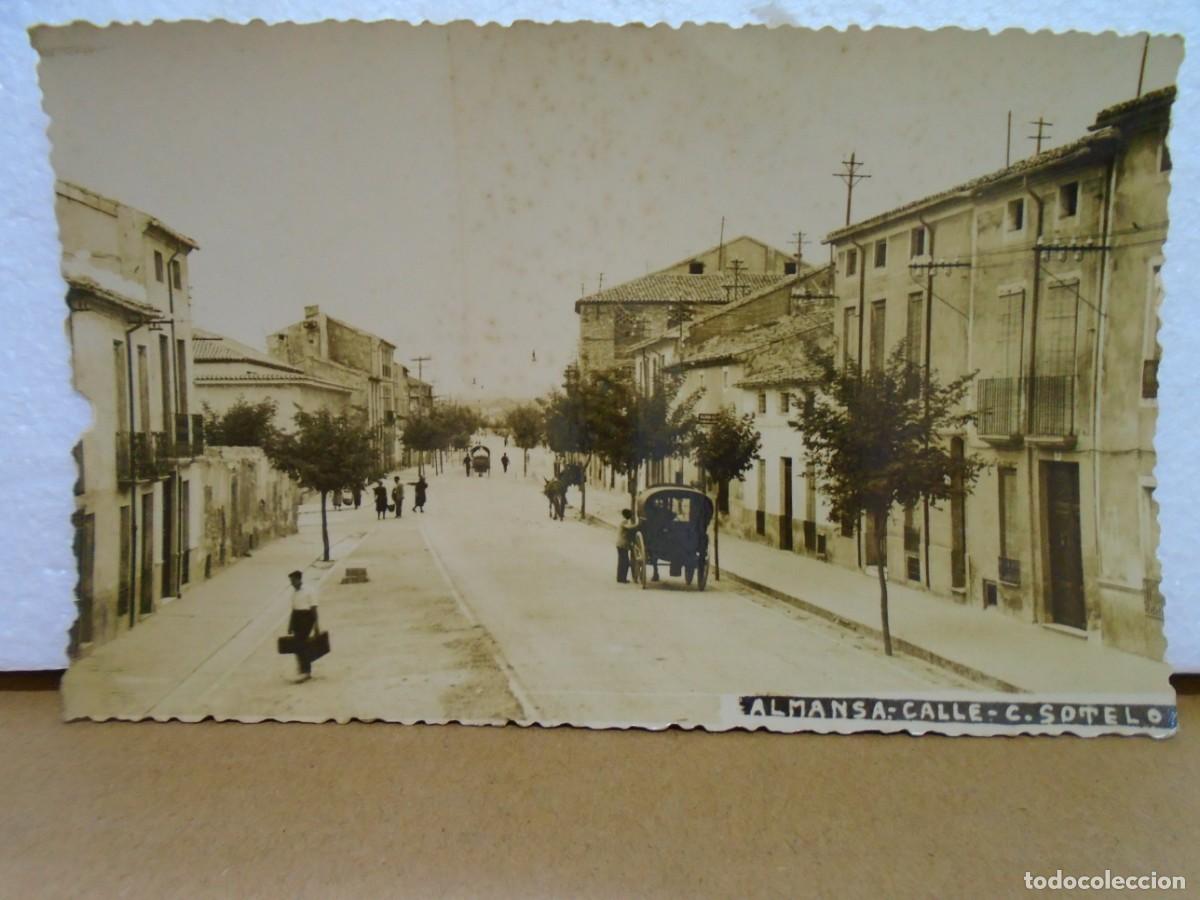 Fotograf&iacute;a antigua: ALMANSA(ALBACETE)FOTO/POSTAL S/C.EDIC.SANTANDREU,A&Ntilde;OS 50,CALLE CALVO SOTELO.RARA.