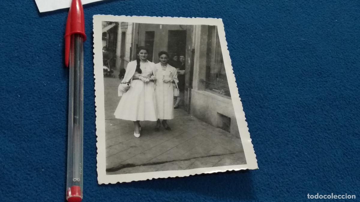 Fotograf&iacute;a antigua: ANTIGUA Y CURIOSA FOTO. PAREJA DE SE&Ntilde;ORITAS. VESTIDO DE EPOCA