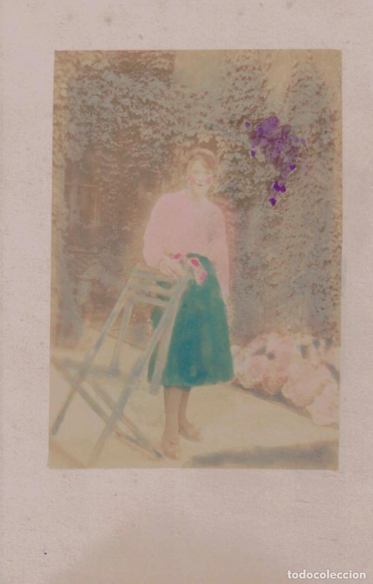 Fotograf&iacute;a antigua: FOTOGRAF&Iacute;A ANTIGUA - POST CARD - COLOREADA A MANO - MUJER EN EXTERIOR CON SILLA DE JARDIN - ESCRITA
