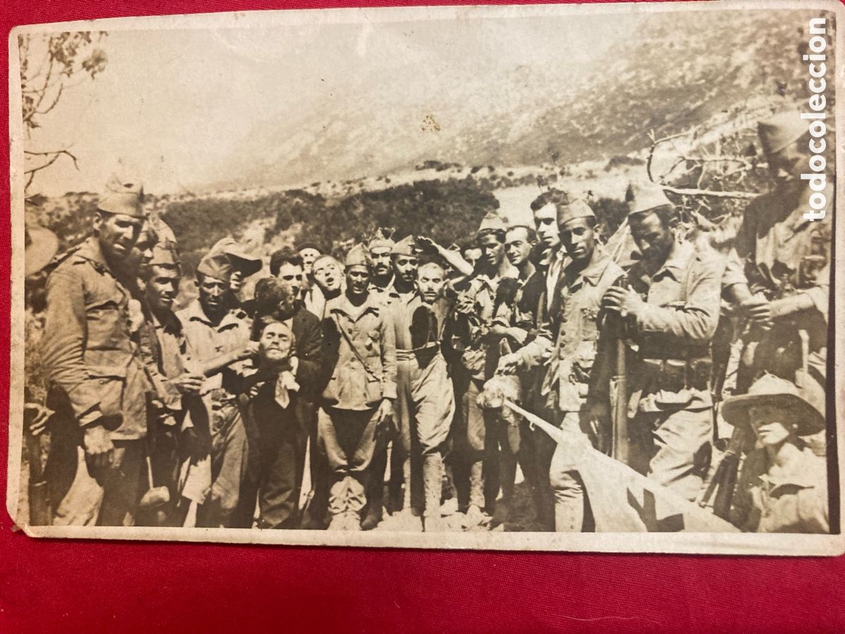 Fotograf&iacute;a antigua: Antigua fotograf&iacute;a guerra del RIF. lejionarios exhibiendo cabezas cortadas