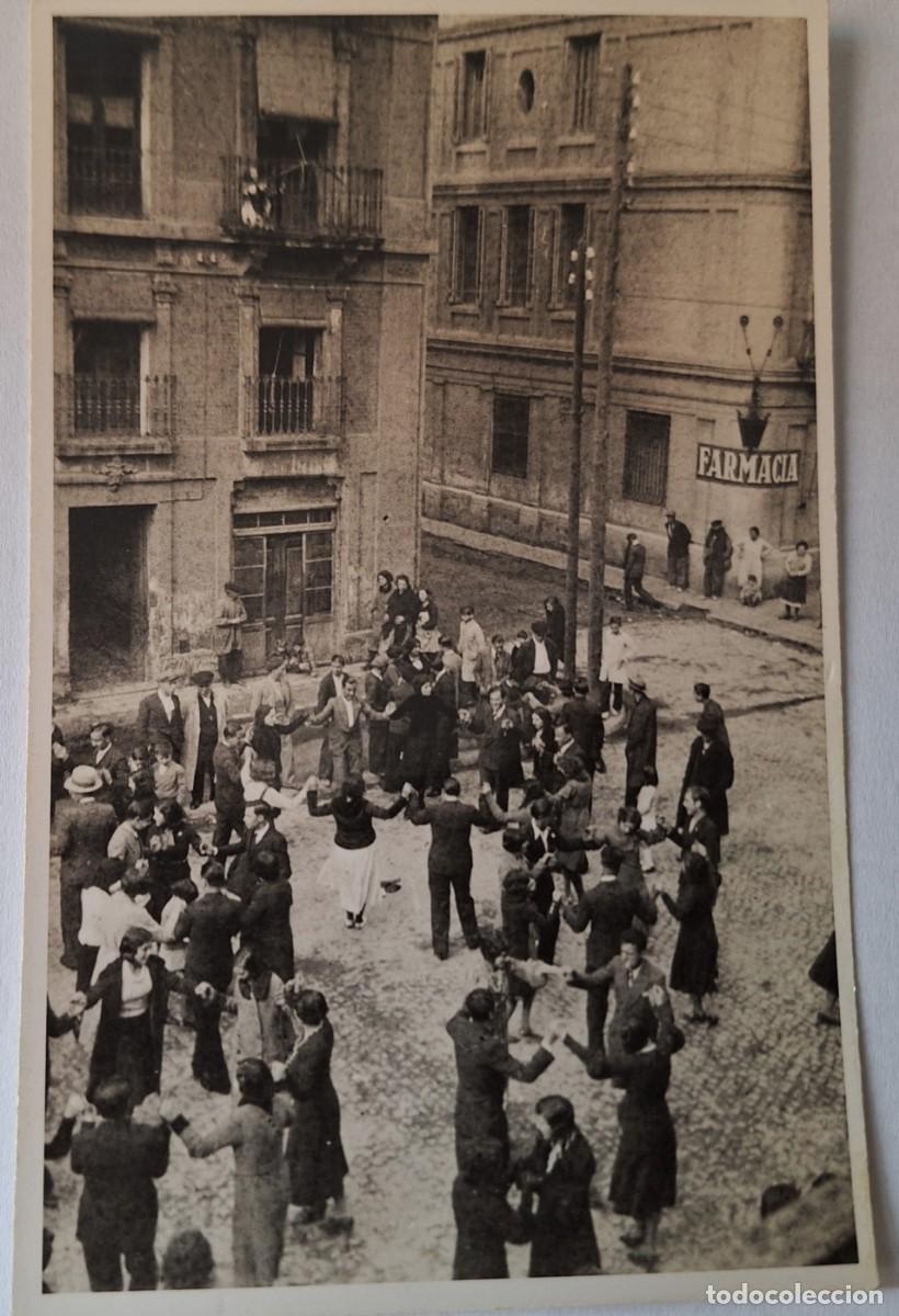 Fotograf&iacute;a antigua: FOTO POSTAL MUY ANTIGUA (13x 8) - SARDANES EN UNA PLAZA DE BARCELONA -