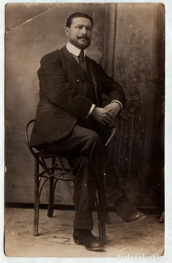 Fotograf&iacute;a antigua: Elegante caballero con las piernas cruzadas. A&ntilde;os 10 rc