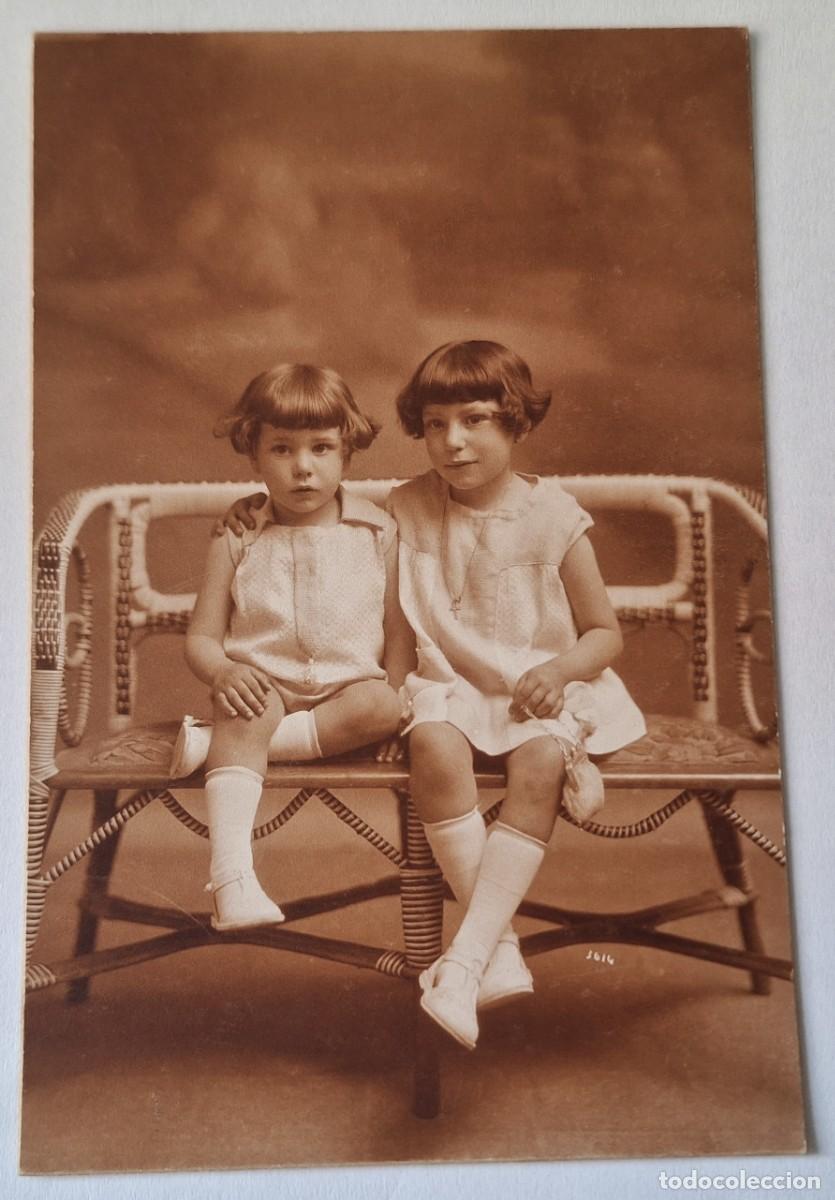 Fotograf&iacute;a antigua: FOTO POSTAL MUY ANTIGUA MODERNISTA (14X9) - MAS DE 100 A&Ntilde;OS - FOTOGRAFIA RAPHAEL - NI&Ntilde;AS SENTADAS