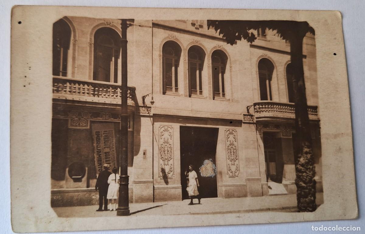 Fotograf&iacute;a antigua: FOTO POSTAL MUY ANTIGUA MODERNISTA (14X9) - MAS DE 100 A&Ntilde;OS - EDIFICIO EN CALLE DE BARCELONA