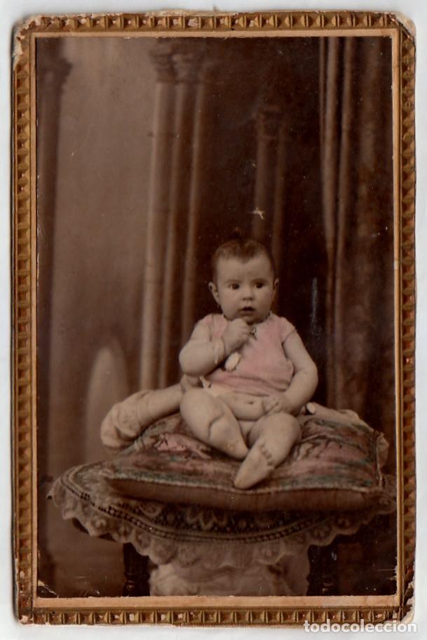 Fotograf&iacute;a antigua: Coloreada. Beb&eacute;, ni&ntilde;a sobre almohadones. A&ntilde;os 20 rc