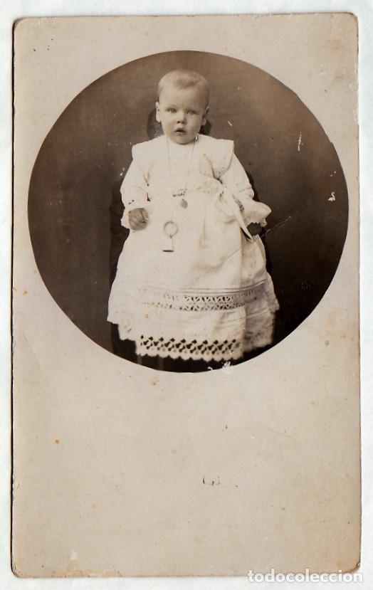 Fotograf&iacute;a antigua: Precioso beb&eacute; con sonajero. A&ntilde;os 10 rc