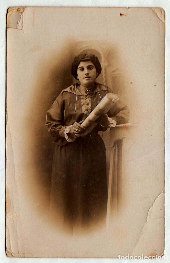 Fotograf&iacute;a antigua: Mujer de la alta sociedad con revista o peri&oacute;dico en la mano. A&ntilde;os 10 rc