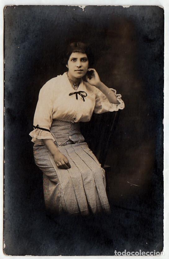 Fotograf&iacute;a antigua: Mujer. Joven en la penumbra. A&ntilde;os 10 rc