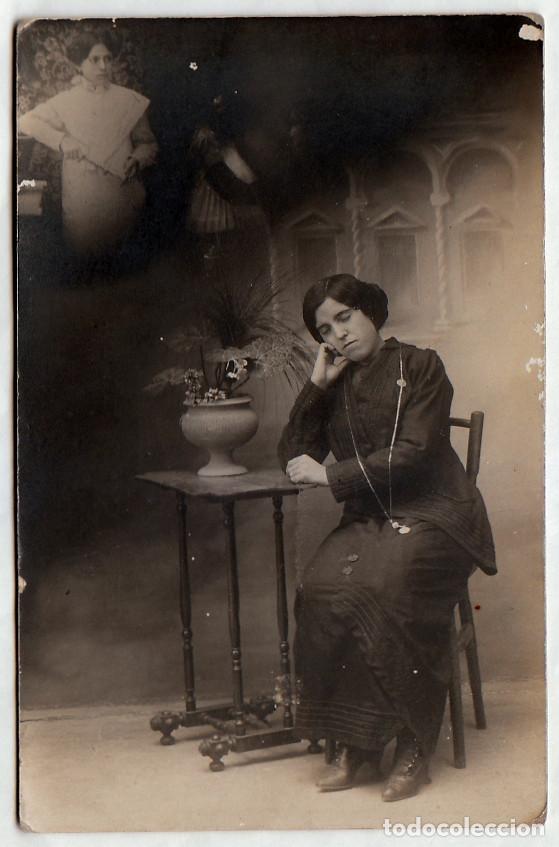 Fotograf&iacute;a antigua: Montaje fotogr&aacute;fico. Mujer con largo collar pensando en otra mujer. A&ntilde;os 10 rc