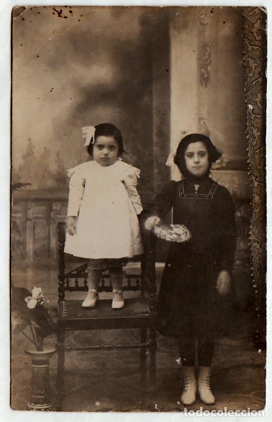 Fotograf&iacute;a antigua: Hermanitas. Ni&ntilde;as muy serias posando con un abanico. A&ntilde;os 10 rc