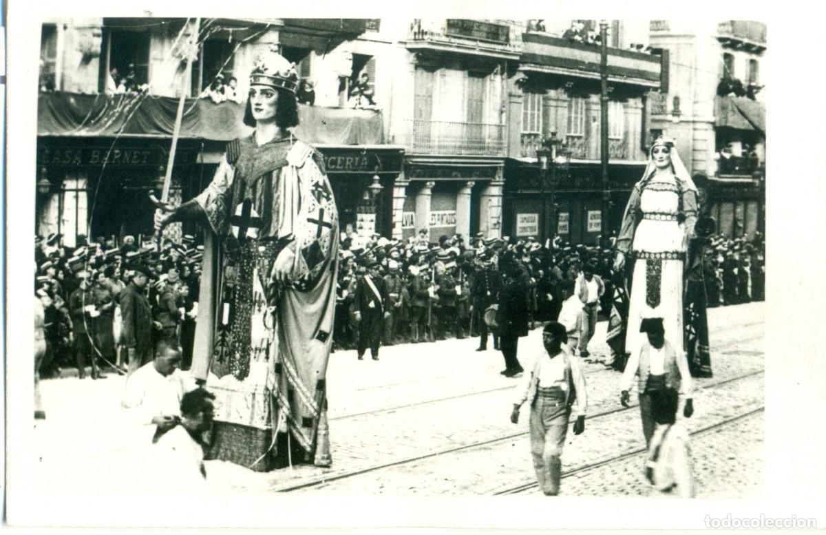 Fotograf&iacute;a antigua: BARCELONA 1975. GIGANTES EN LA PROCESI&Oacute;N DEL CORPUS. AVENIDA PUERTA DEL &Aacute;NGEL.