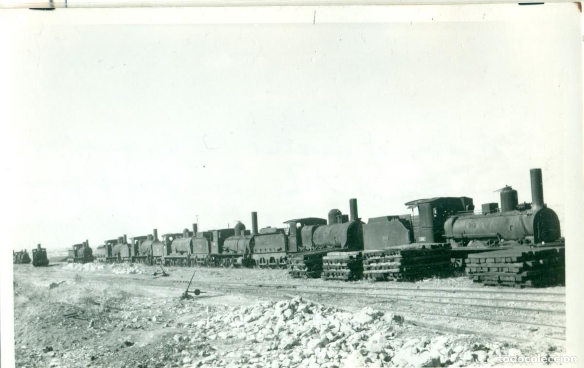 Fotograf&iacute;a antigua: LOCOMOTORAS ABANDONADAS. BASE DE CERRO NEGRO. MADRID 1958.