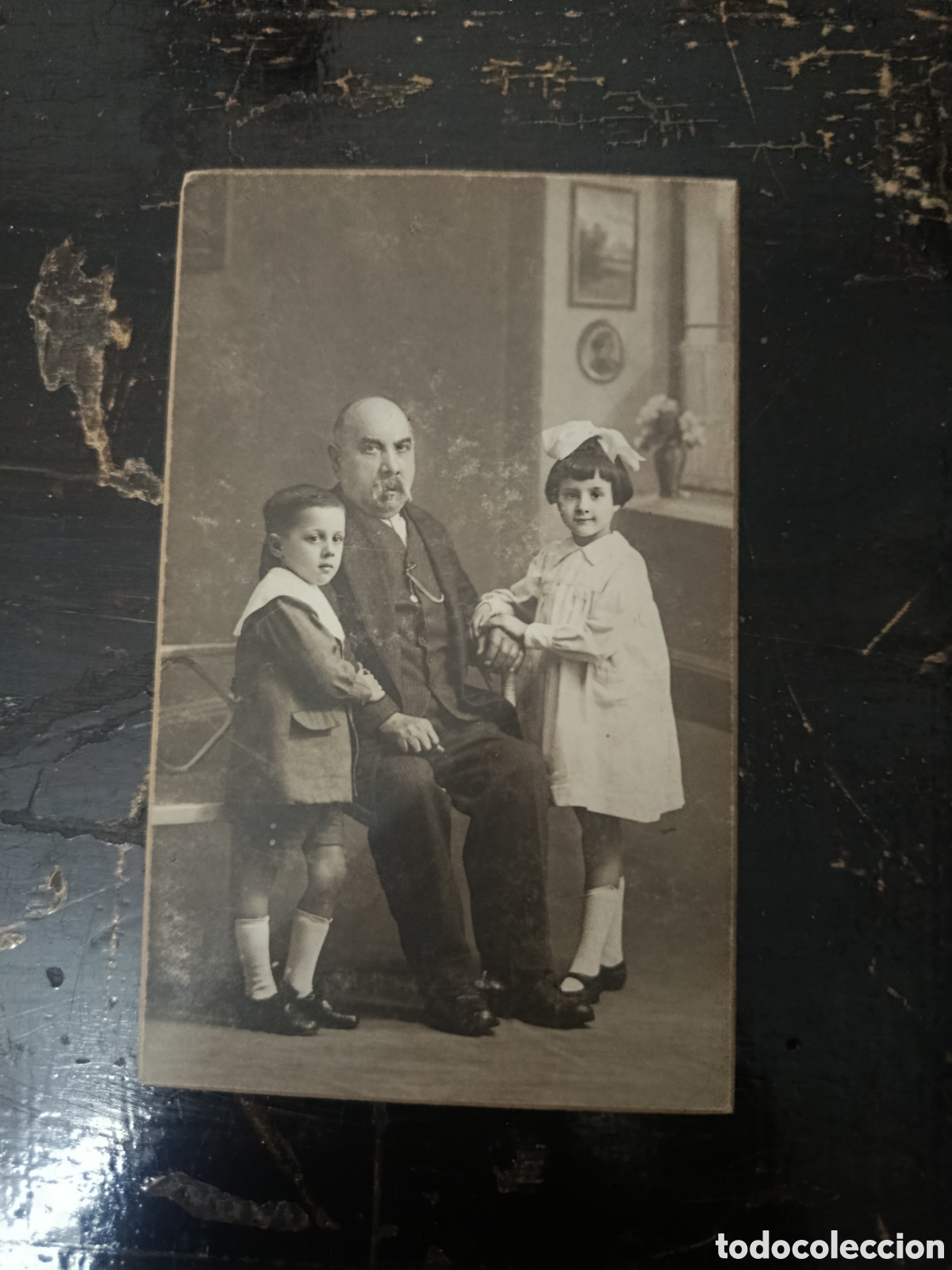Fotograf&iacute;a antigua: Fotograf&iacute;a familiar abuelo con nietas tarjeta postal