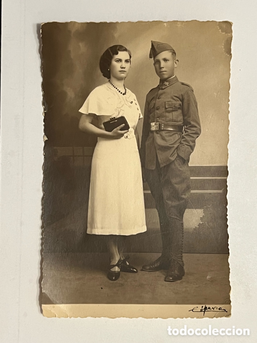 Fotograf&iacute;a antigua: MILITAR II REP&Uacute;BLICA.. con su joven y guapa novia. Foto Esparza. Retrato estudio (h.1930?)