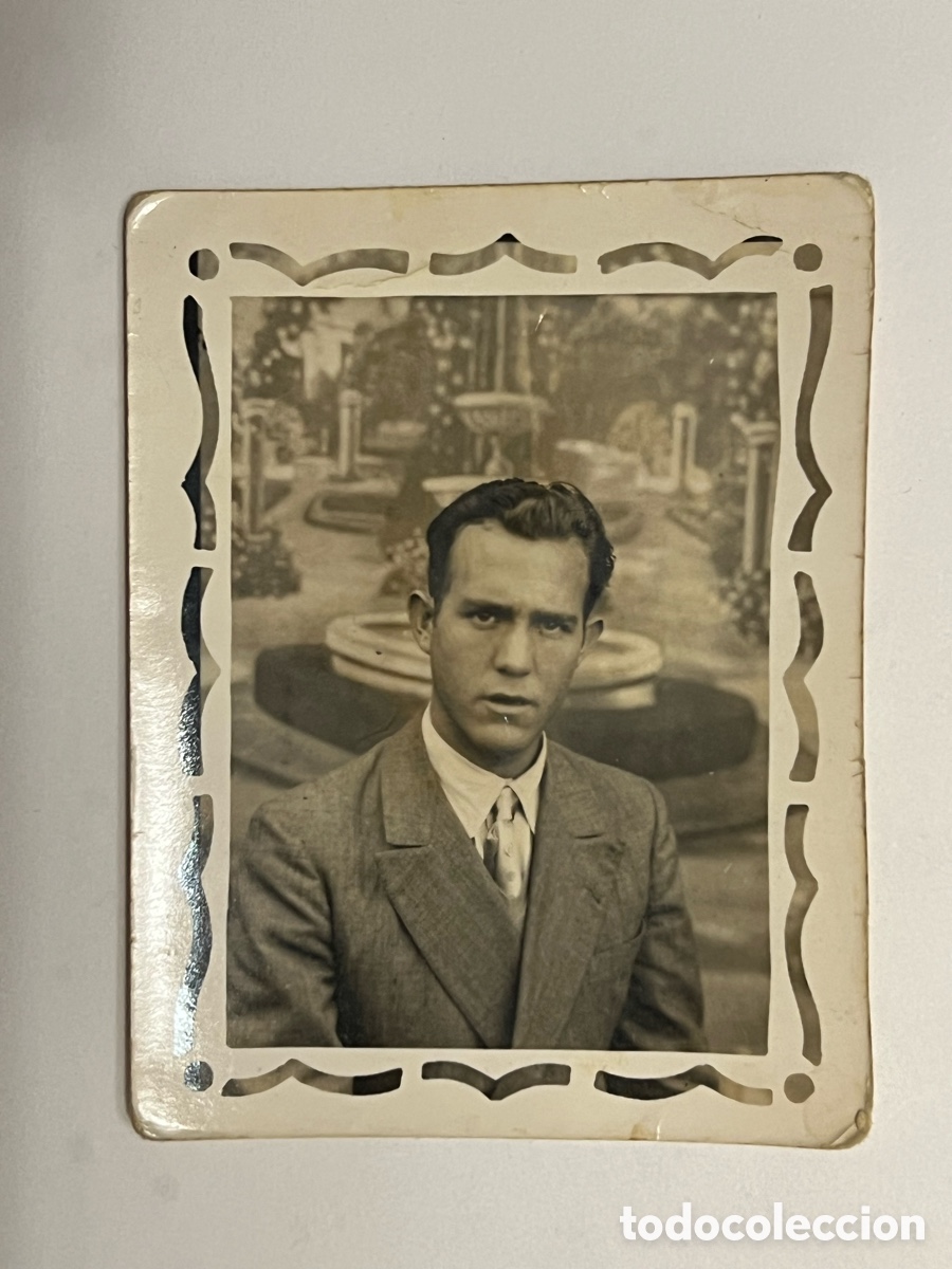 Fotograf&iacute;a antigua: TUEJAR.. MINUTEROS&hellip; Llegaron los d&iacute;as de Feria y fiestas.. Joven en el so&ntilde;ado parque (a.1949)