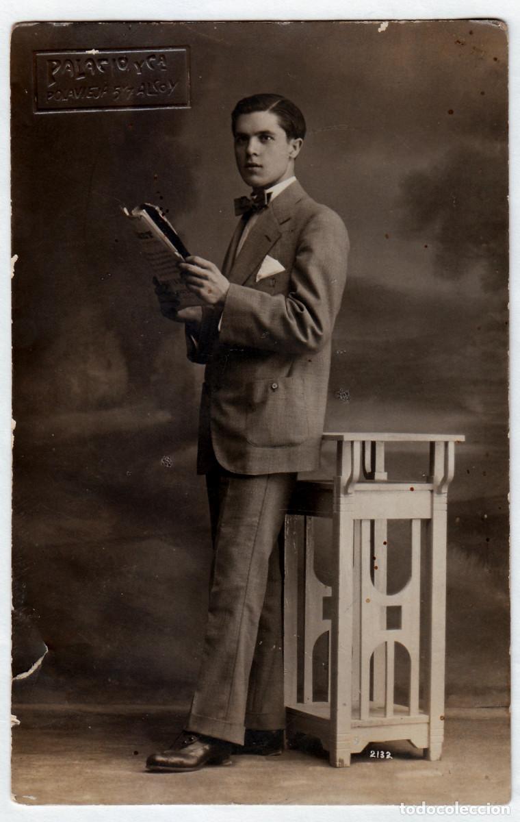 Fotograf&iacute;a antigua: Palacio y Cia, Alcoy, Alicante. Guapo joven leyendo una revista. A&ntilde;os 10-20 rc
