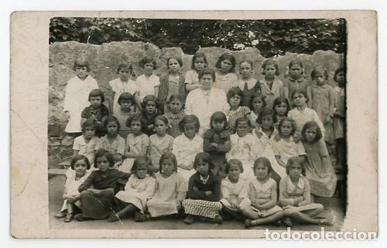 Fotograf&iacute;a antigua: LANGREO. ASTURIAS. GRUPO ESCOLAR DE NI&Ntilde;AS CON MAESTRA. H. 1925