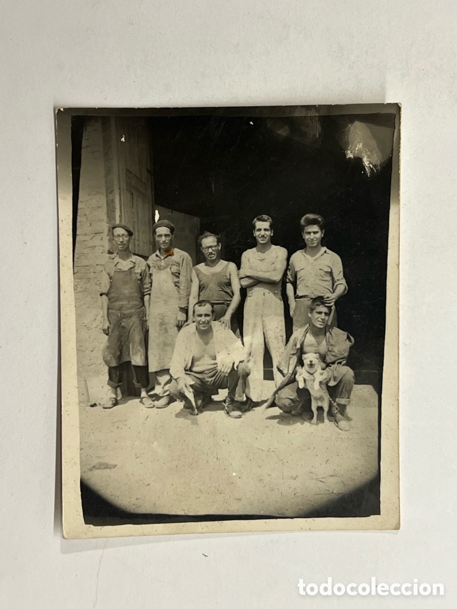 Fotograf&iacute;a antigua: MINUTEROS.. Fot&oacute;grafos de calle.. Empleados de la f&aacute;brica.. Postguerra ciivil espa&ntilde;ola.. (h.1945?)