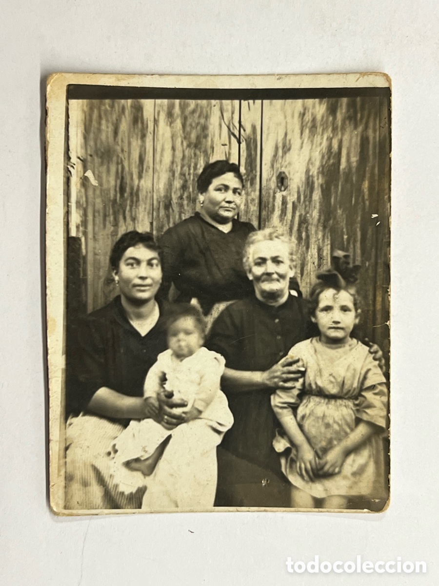 Fotograf&iacute;a antigua: MINUTEROS.. Fot&oacute;grafos de calle.. Las Mujeres de la familia.. Postguerra ciivil espa&ntilde;ola.. (h.1945?)