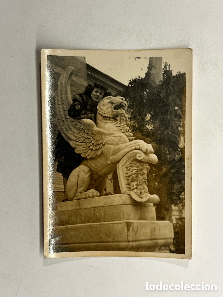 Fotograf&iacute;a antigua: MINUTEROS Fot&oacute;grafos. Madrid, Joven abraza uno de los leones alados del Retiro. Postguerra ciivil