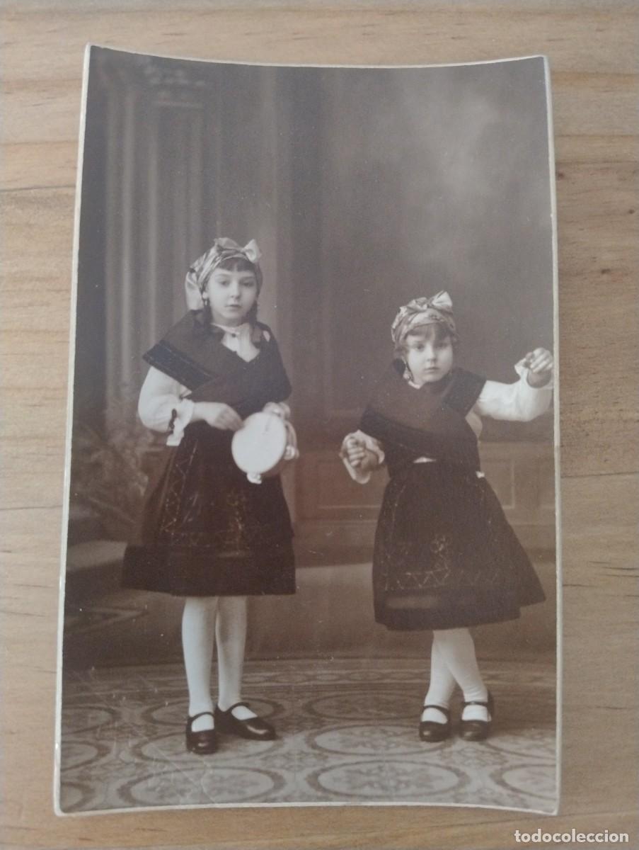 Fotograf&iacute;a antigua: Fotograf&iacute;a tama&ntilde;o postal. Ni&ntilde;as con traje regional. Yllera fot&oacute;grafo. Cava Baja Madrid