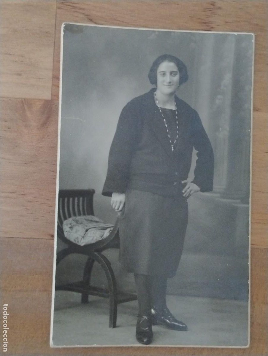 Photographie ancienne: Fotograf&iacute;a tama&ntilde;o postal. Mujer con silla. Foto Norton. San Sebasti&aacute;n. Calle de Miracruz.