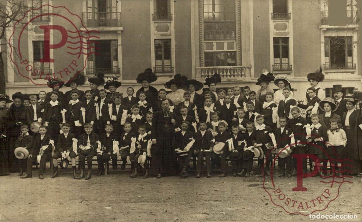 Fotograf&iacute;a antigua: Paris &ndash; Premi&egrave;re communion, groupe d&rsquo;enfants et pr&ecirc;tre, &Eacute;d. Gondry, carte photo vers 1910 RPPC. REAL