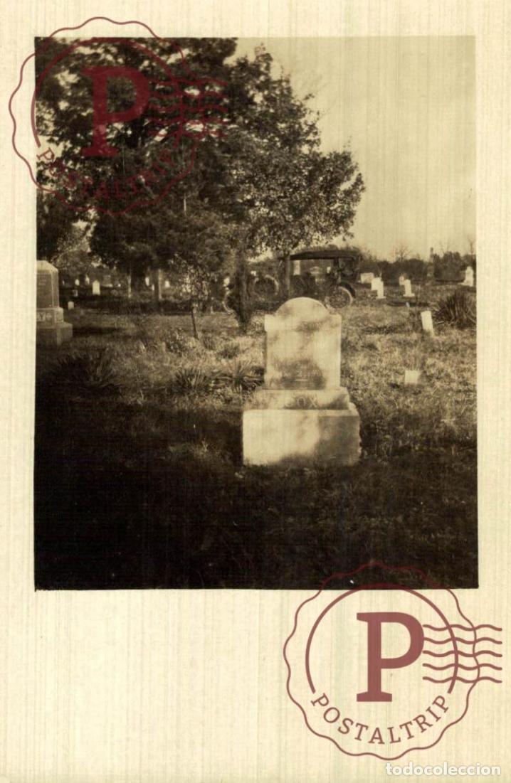 Fotograf&iacute;a antigua: COX Family Grave, Rural Cemetery USA, c.1920 &ndash; Real Photo Postcard COCHE AUTO CAR VOITURE RPPC