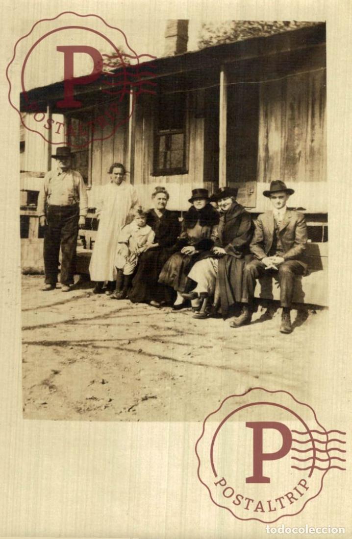 Fotograf&iacute;a antigua: Family Gathering on the Porch, Rural USA, c.1920 &ndash; Real Photo Postcard RPPC FOTOGRAFICA. FAMILIA