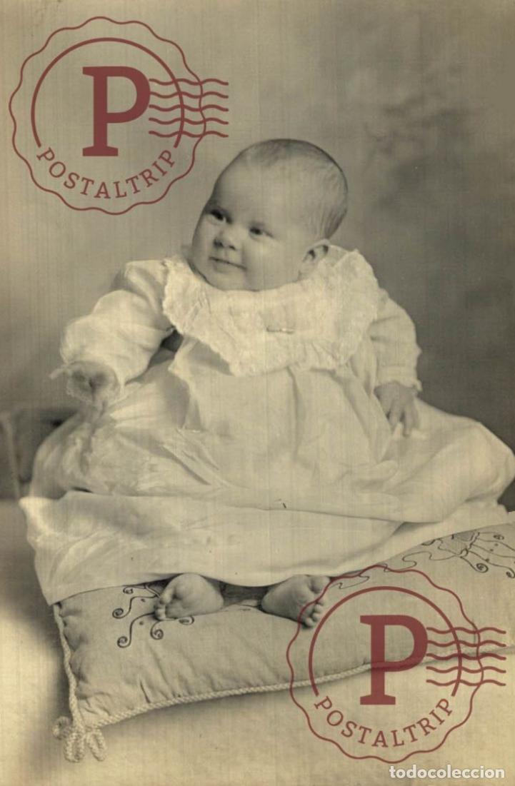 Fotograf&iacute;a antigua: Smiling Baby on Embroidered Cushion &ndash; Canada, c.1920 FOTOGRAFICA
