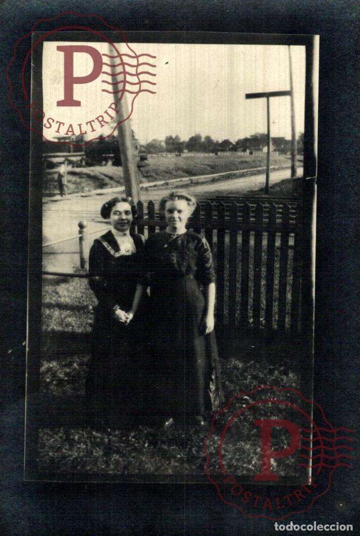 Fotograf&iacute;a antigua: Friends by the Railway Fence &ndash; North America, c.1915 RPPC. REAL PHOTO FOTOGRAFICA. TREN TRAIN. CHEMI