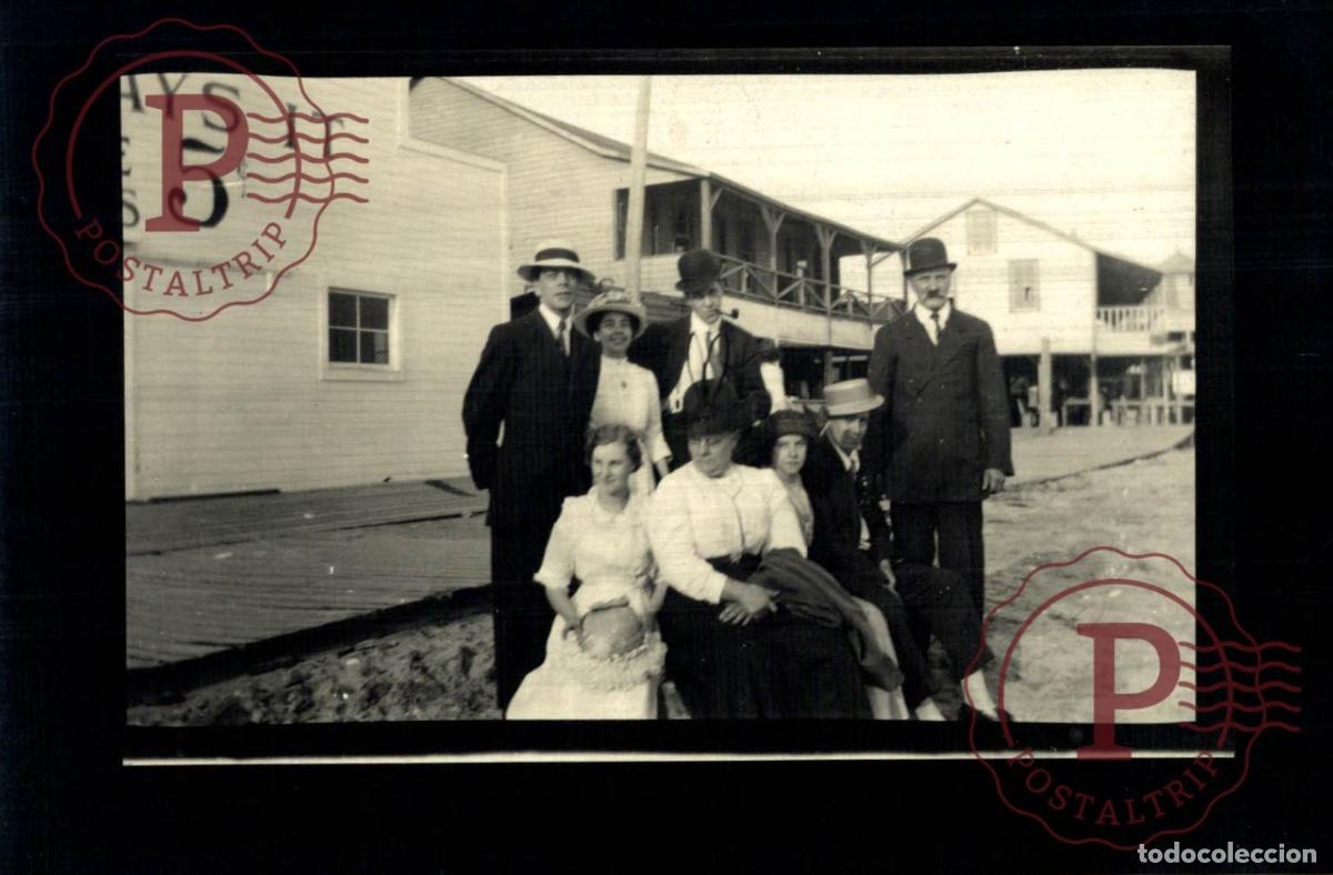 Fotograf&iacute;a antigua: Group by the Boardwalk &ndash; USA, c.1915. RPPC. REAL PHOTO FOTOGRAFICA.
