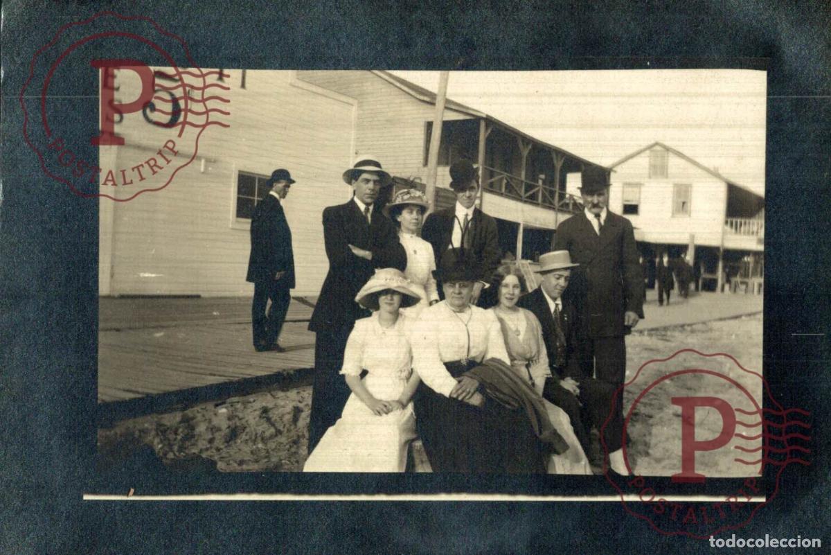 Fotograf&iacute;a antigua: Group by the Boardwalk &ndash; USA, c.1915. RPPC. REAL PHOTO FOTOGRAFICA.
