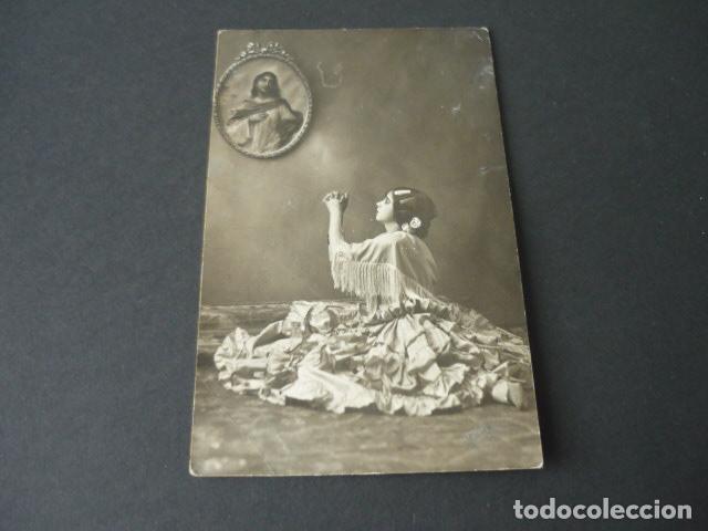 Fotograf&iacute;a antigua: MADRID PRAST FOTOGRAFO JOVEN VESTIDA DE GITANA REZANDO ANTE LA VIRGEN POSTAL FOTOGRAFICA