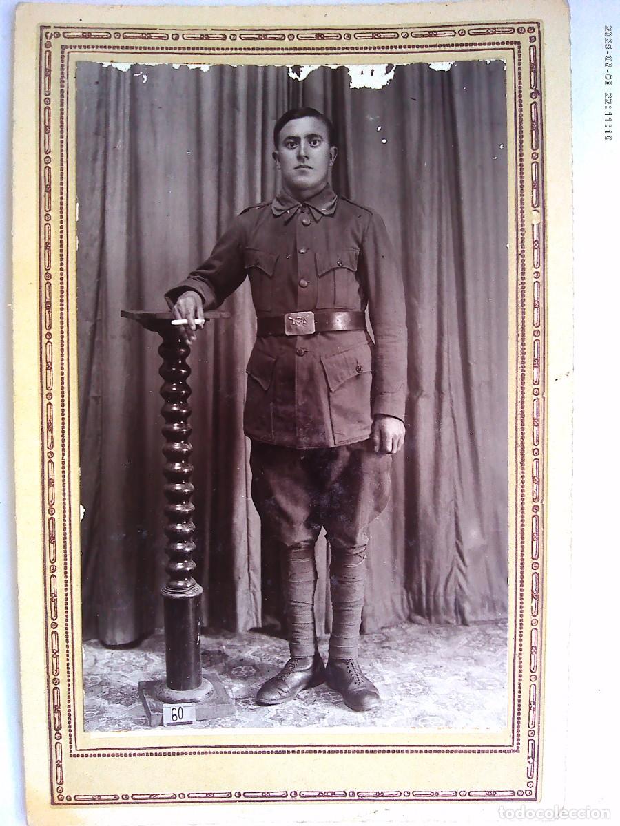 Fotografia antica: REPUBLICA : FOTO DE ESTUDIO DE MILITAR DE INFANTERIA . DETRAS ESCUDO