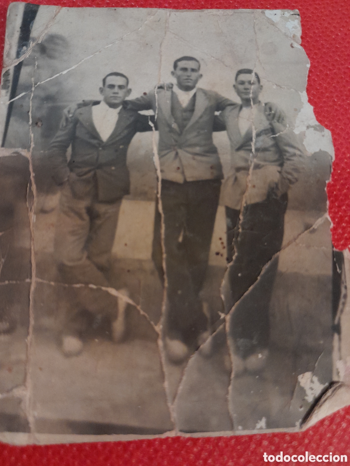 Fotograf&iacute;a antigua: Foto 3 amigos con camisa blanca y chaqueta