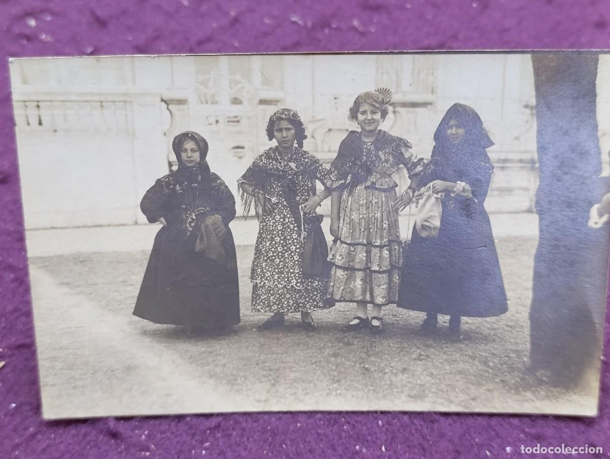 Alte Fotografie: 1918, Antigua Fotograf&iacute;a b/n, Cuatro ni&ntilde;as posando con trajes populares, Carnaval en San Sebasti&aacute;n