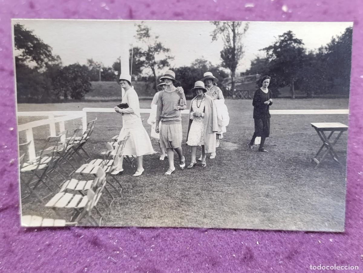 Fotograf&iacute;a antigua: 1927, Antigua Fotograf&iacute;a b/n, Grupo de mujeres disfrutando en Tiro de Pich&oacute;n, Pa&iacute;s Vasco