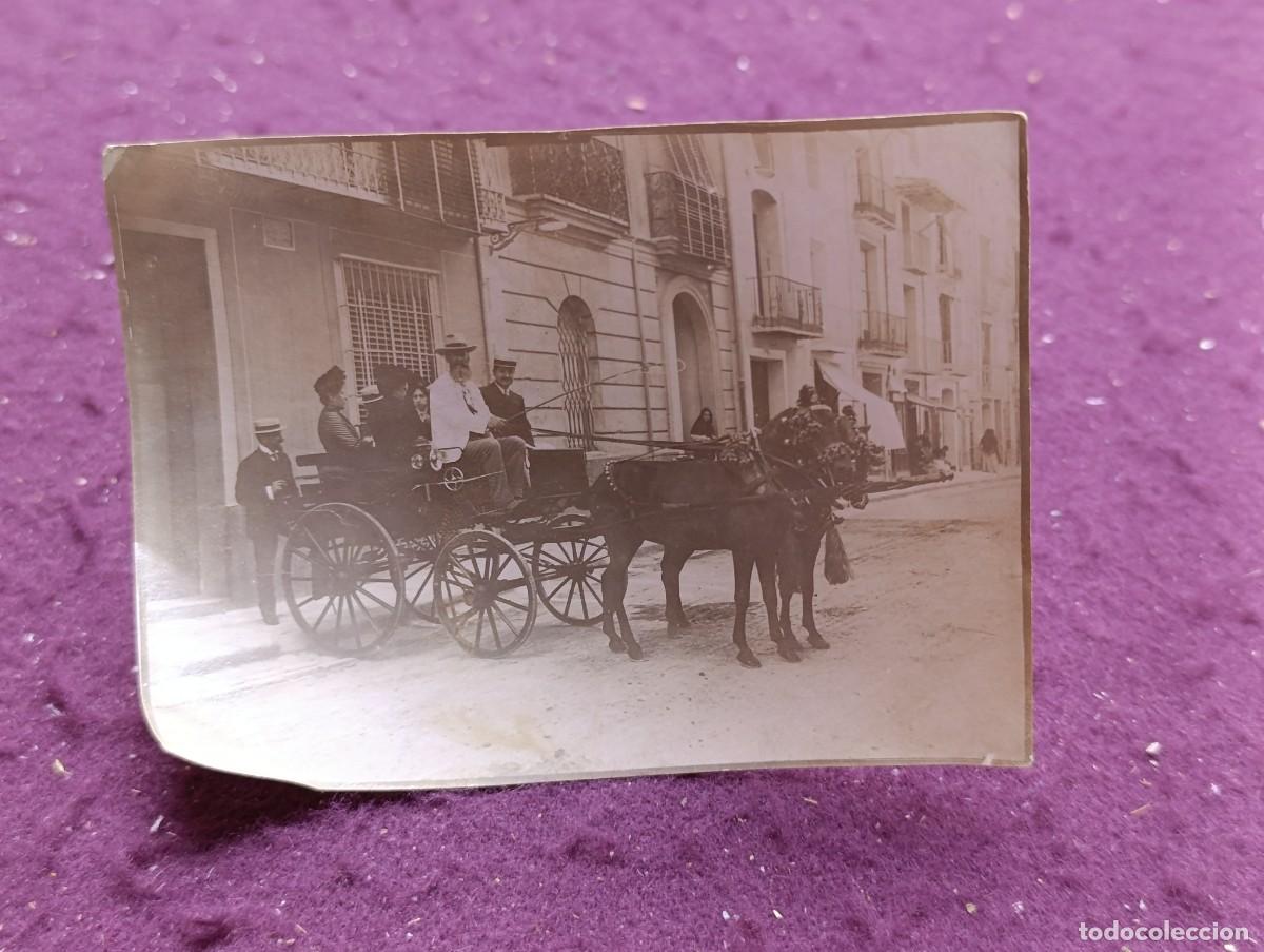 Fotograf&iacute;a antigua: Antigua Fotograf&iacute;a b/n, Grupo de personas en carro tirado por caballos, ppios XX