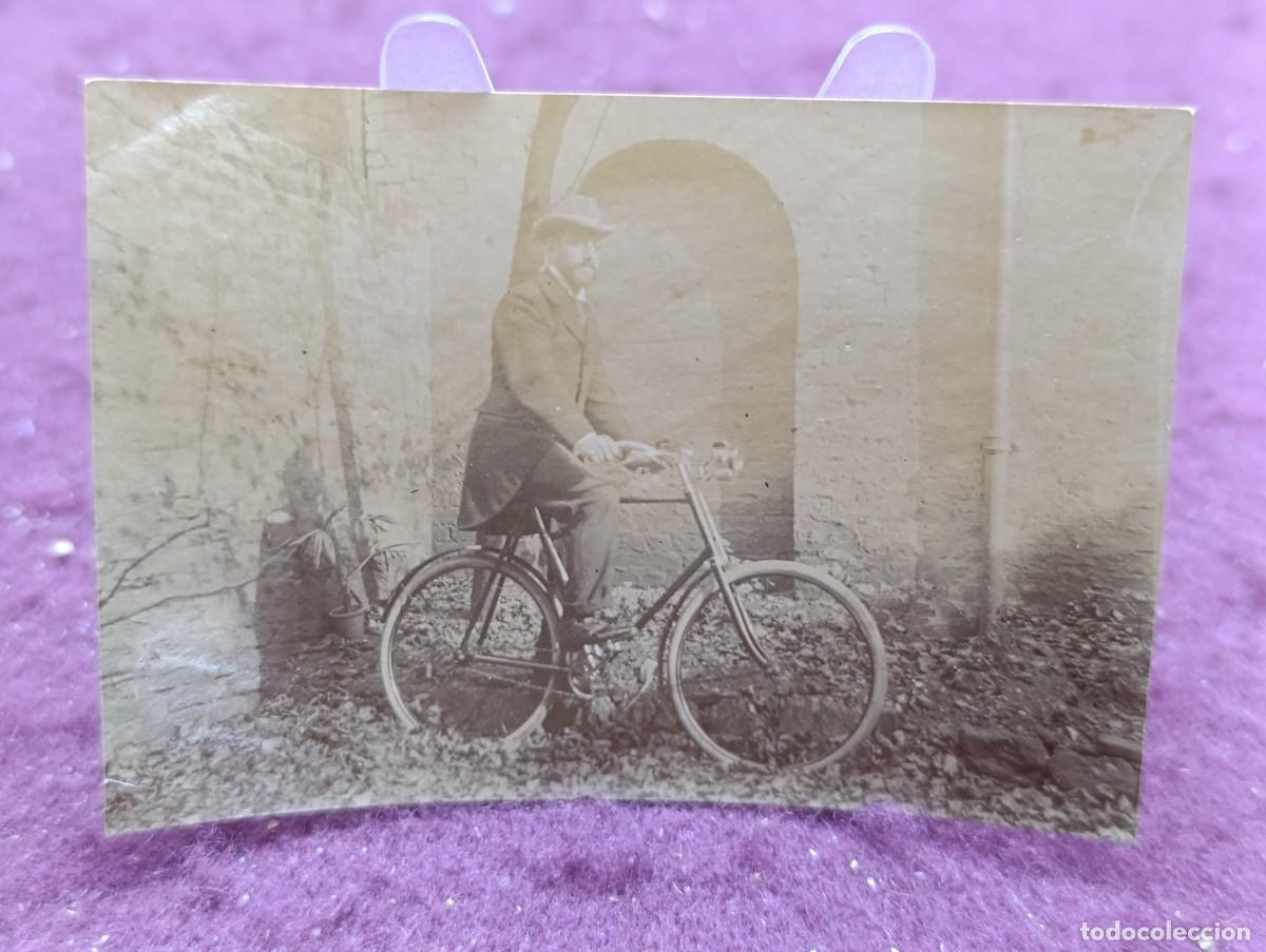 Fotograf&iacute;a antigua: Antigua Fotograf&iacute;a b/n, Hombre posando montado en bicicleta, ppios XX